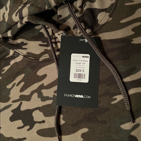 Cropped Camo Hoodie - Picture 5 of 6